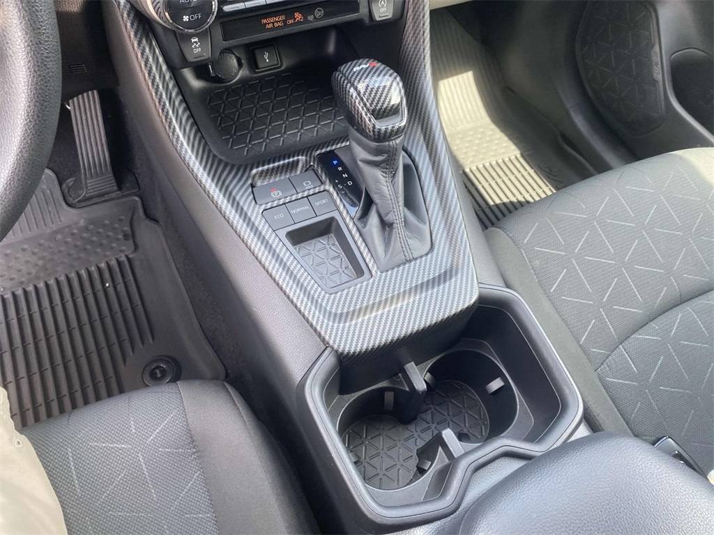 2022 Toyota RAV4 XLE photo 18