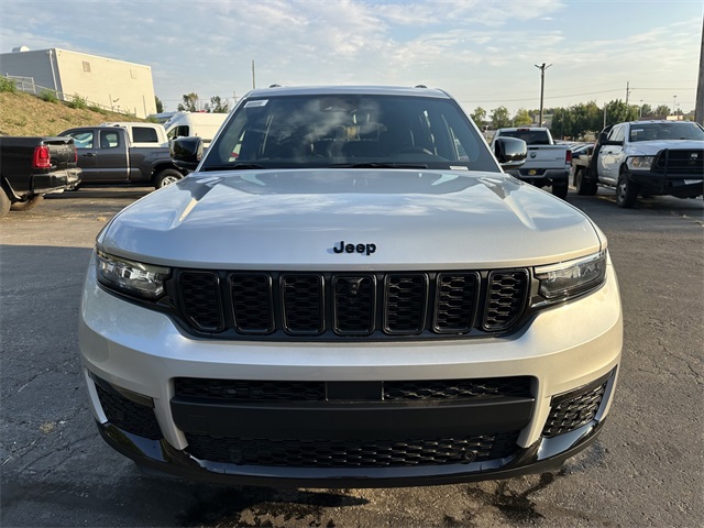 2025 Jeep Grand Cherokee Limited photo 3