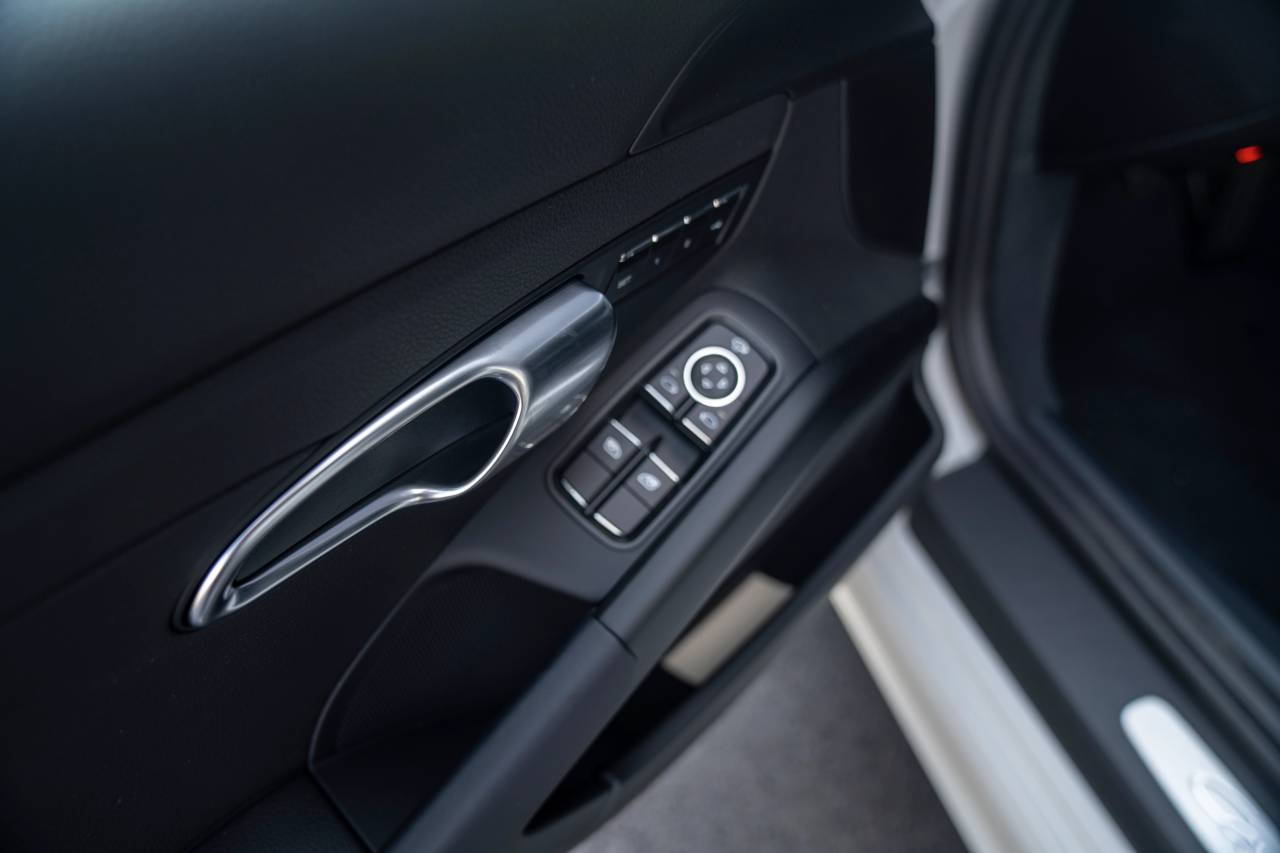 2025 Porsche Cayman photo 24