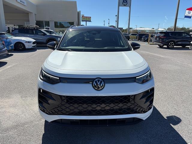 2026 Volkswagen Tiguan SE R-Line Black photo 2