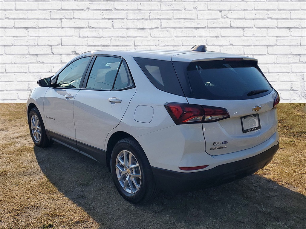 2023 Chevrolet Equinox LS photo 3