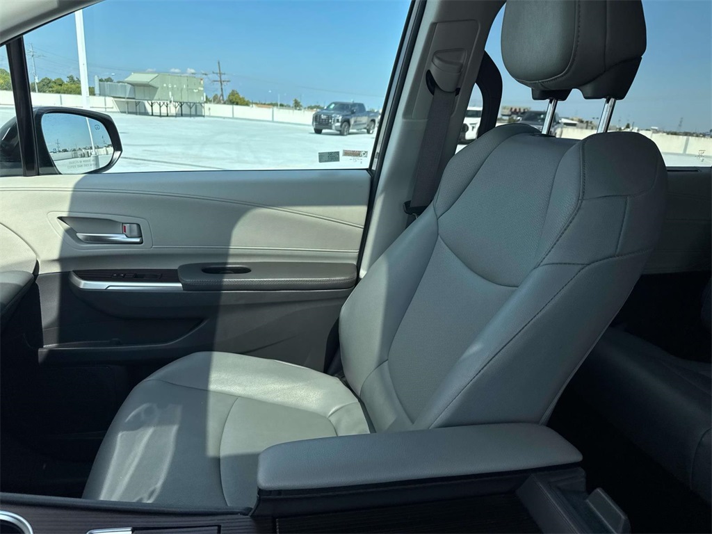 2024 Toyota Sienna XLE photo 16