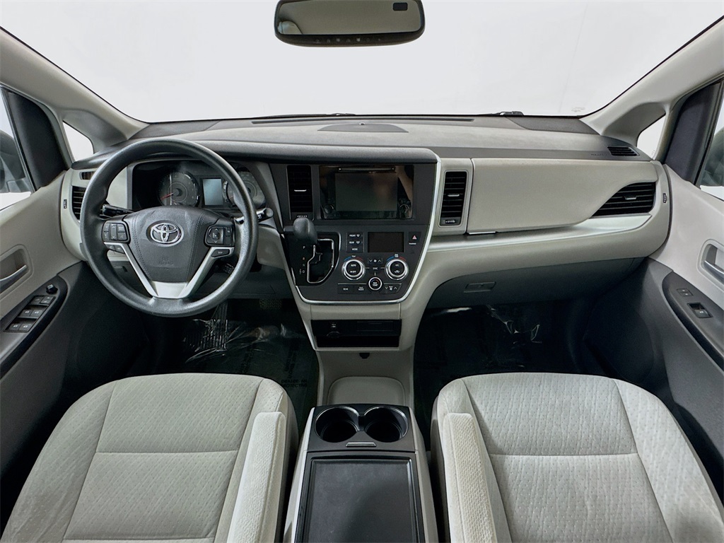 2017 Toyota Sienna LE photo 6