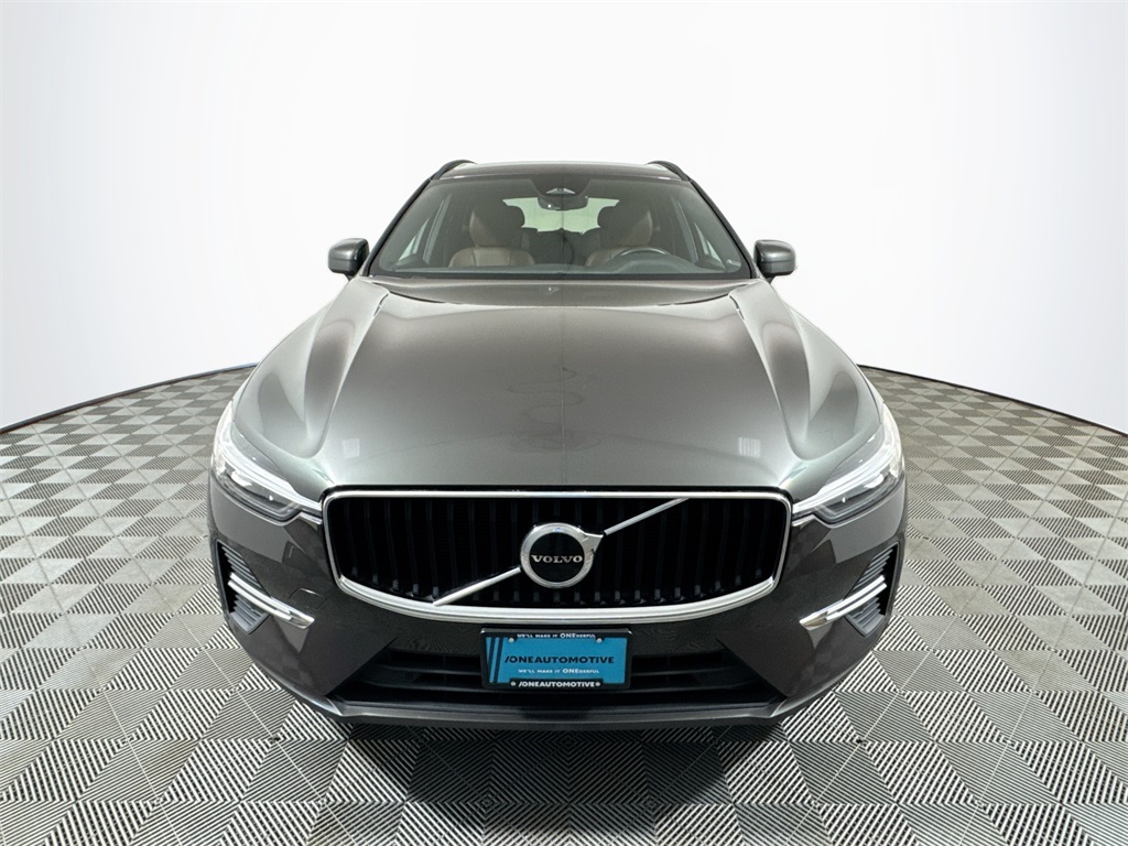 2022 Volvo XC60 B5 Momentum photo 2