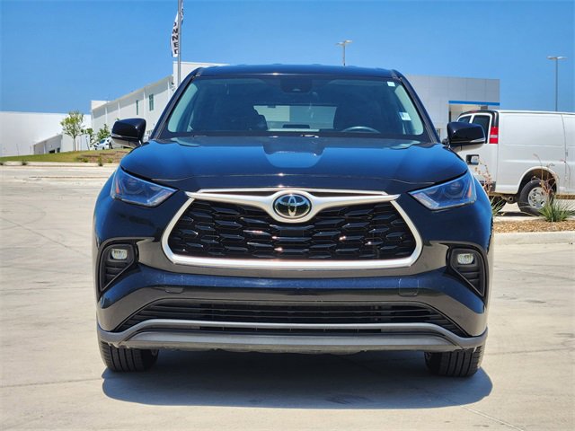 2022 Toyota Highlander LE photo 2