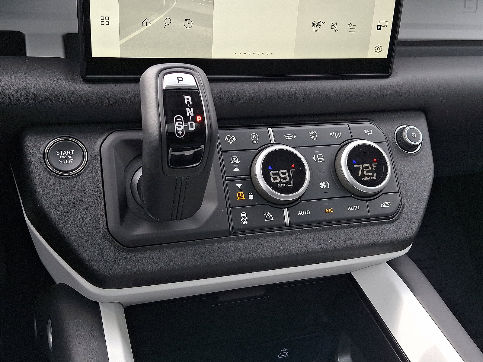 2025 Land Rover Defender 130 S photo 9