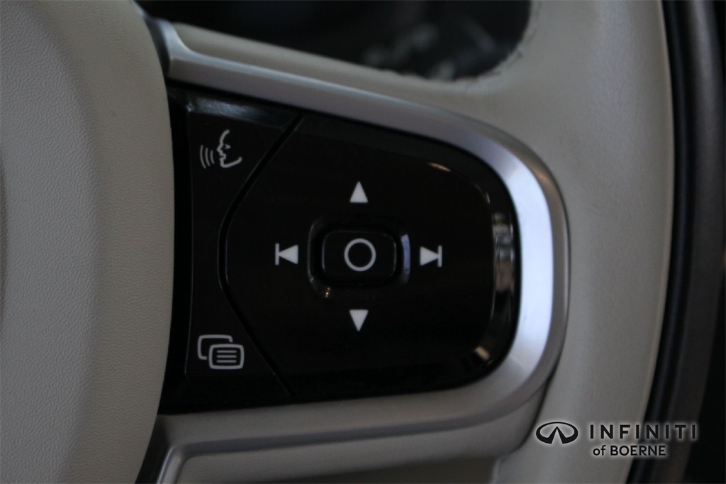 2022 Volvo XC90 Momentum photo 10