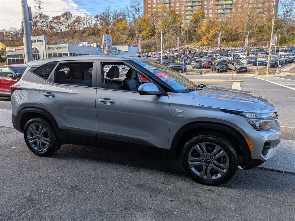 2023 Kia Seltos LX photo 4