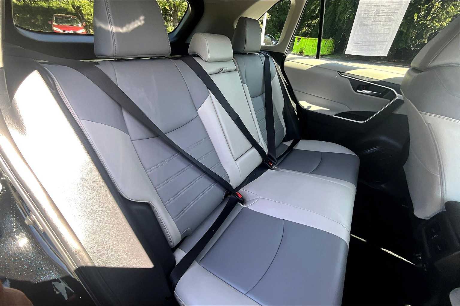 2024 Toyota RAV4 XLE Premium photo 19