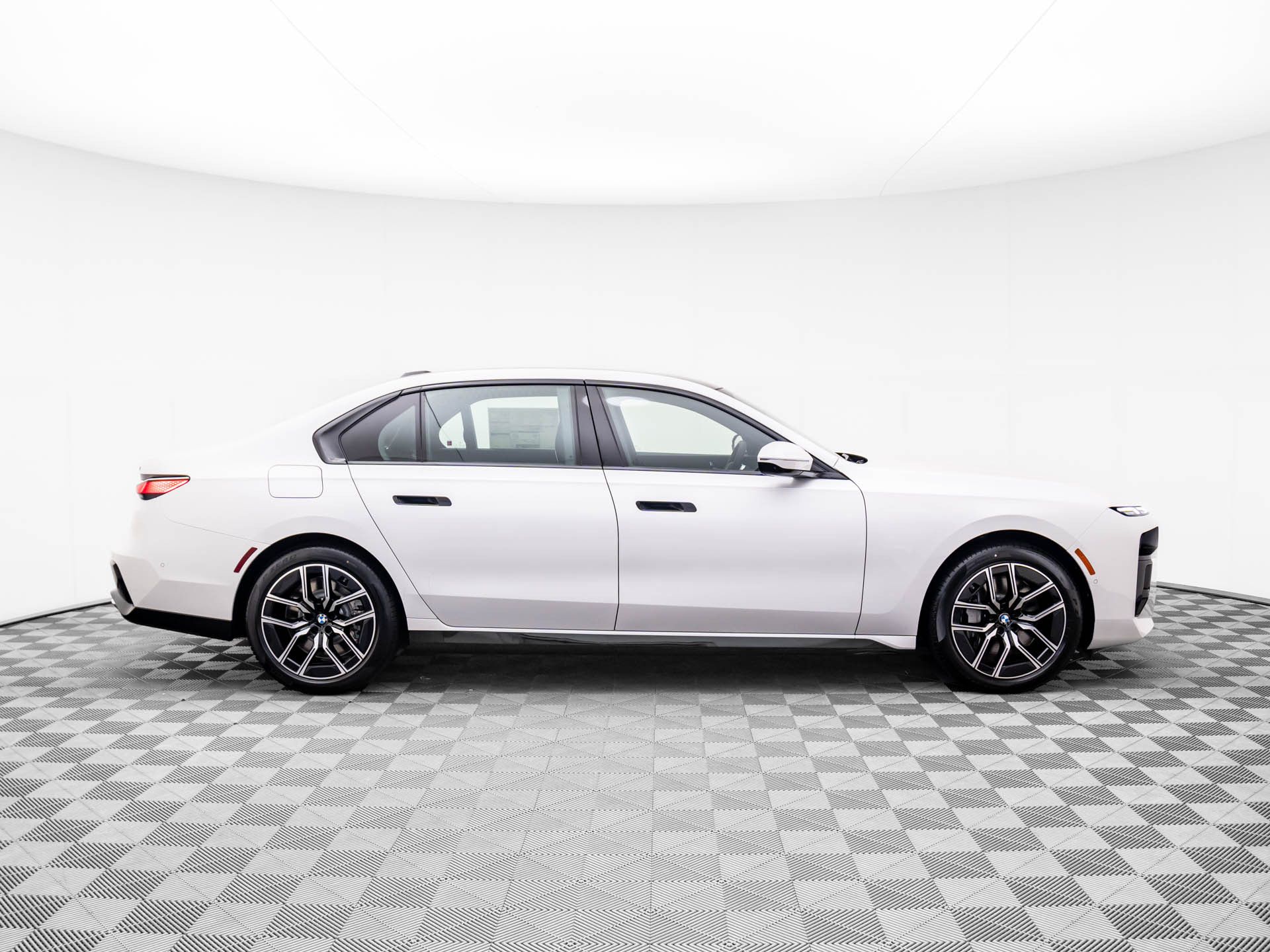 New 2025 Mineral White Metallic BMW 760i xDrive image 6