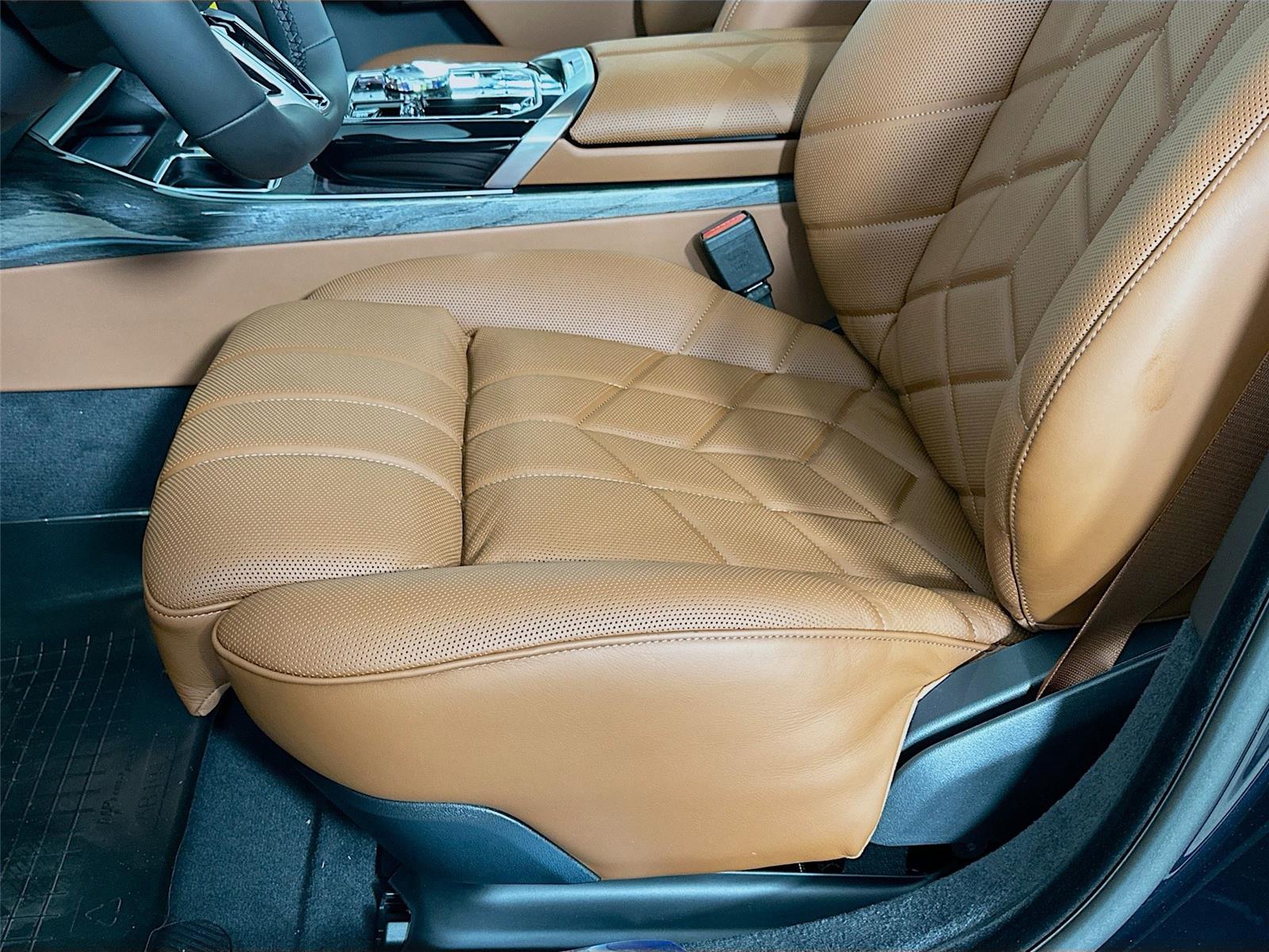 2026 Bmw 750e photo 19