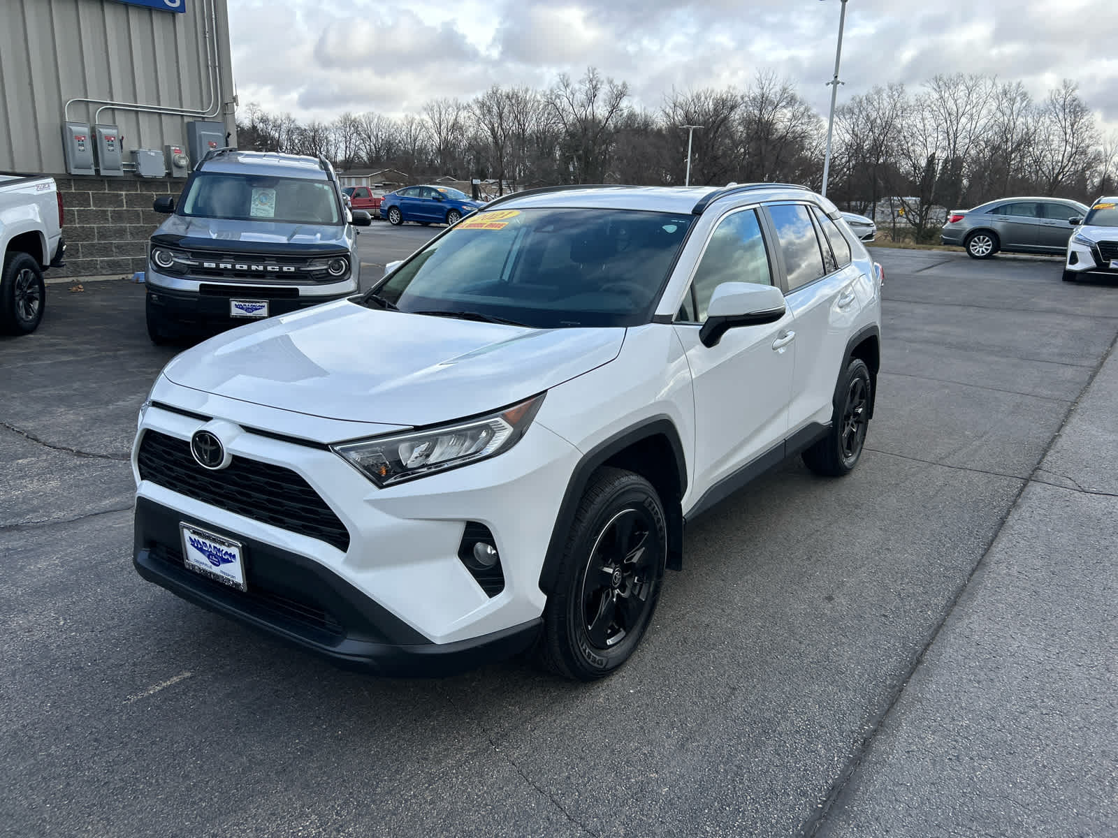 2021 Toyota RAV4 XLE photo 2