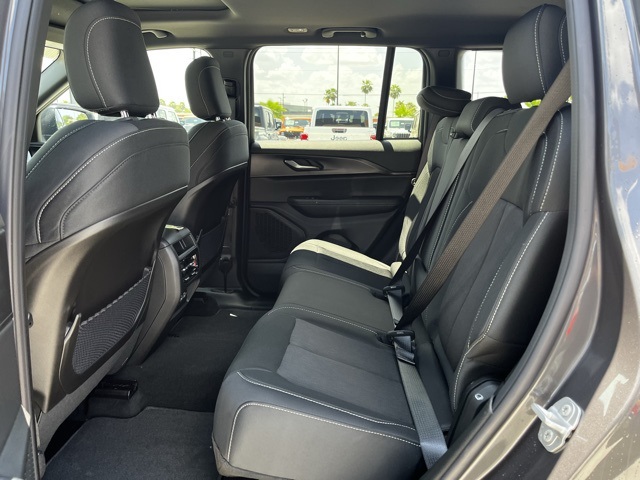 2025 Jeep Grand Cherokee Laredo X photo 15