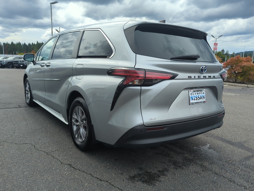 2021 Toyota Sienna XLE photo 6