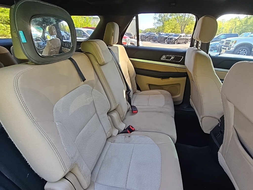 2017 Ford Explorer XLT photo 16