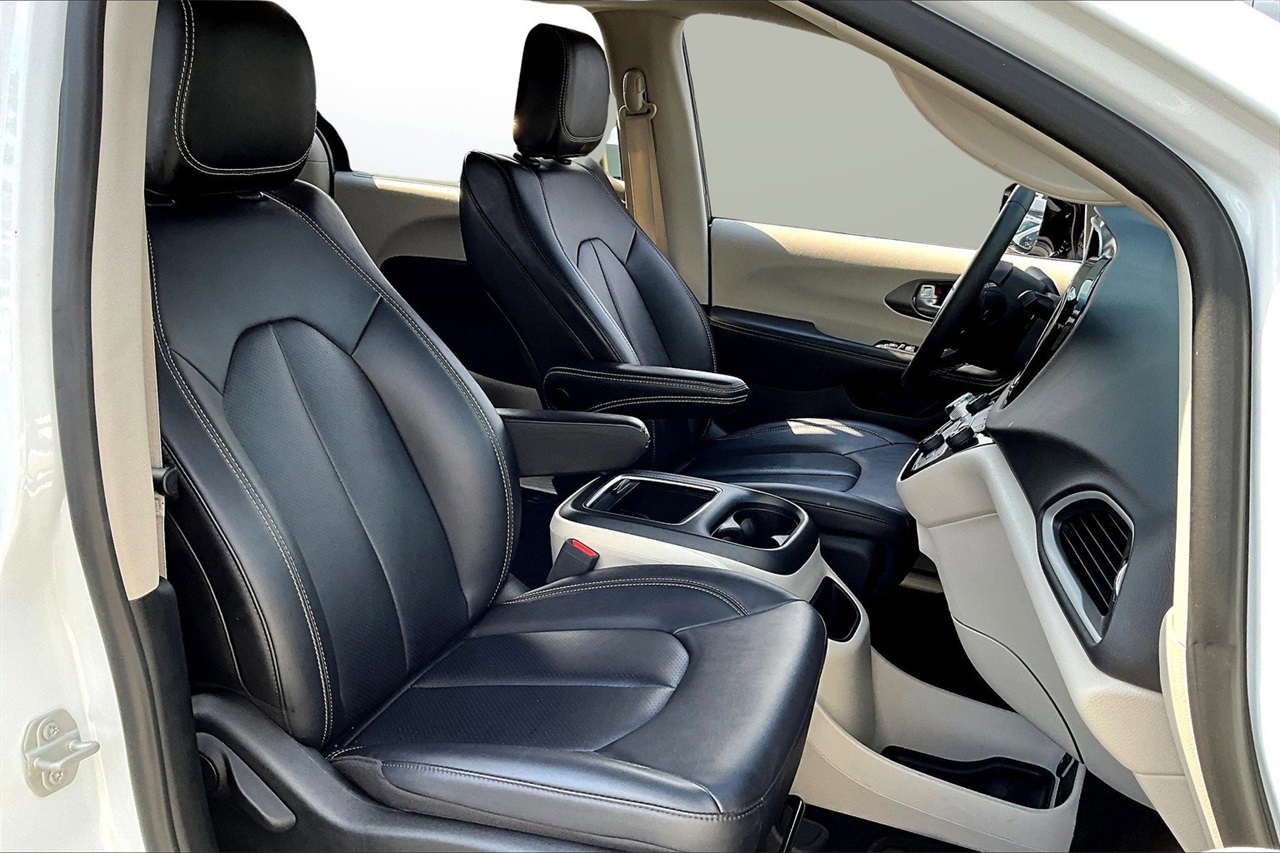 2024 Chrysler Pacifica Touring L photo 21