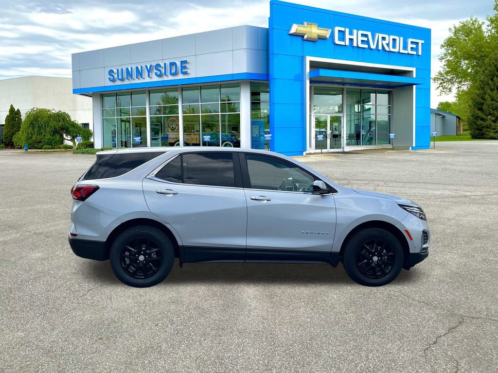 2022 Chevrolet Equinox LT photo 2