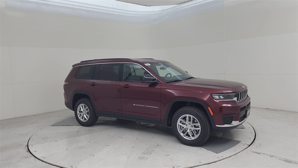 2025 Jeep Grand Cherokee Laredo photo 2