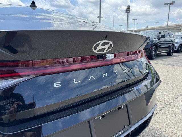 2025 Hyundai Elantra Hybrid Limited photo 9