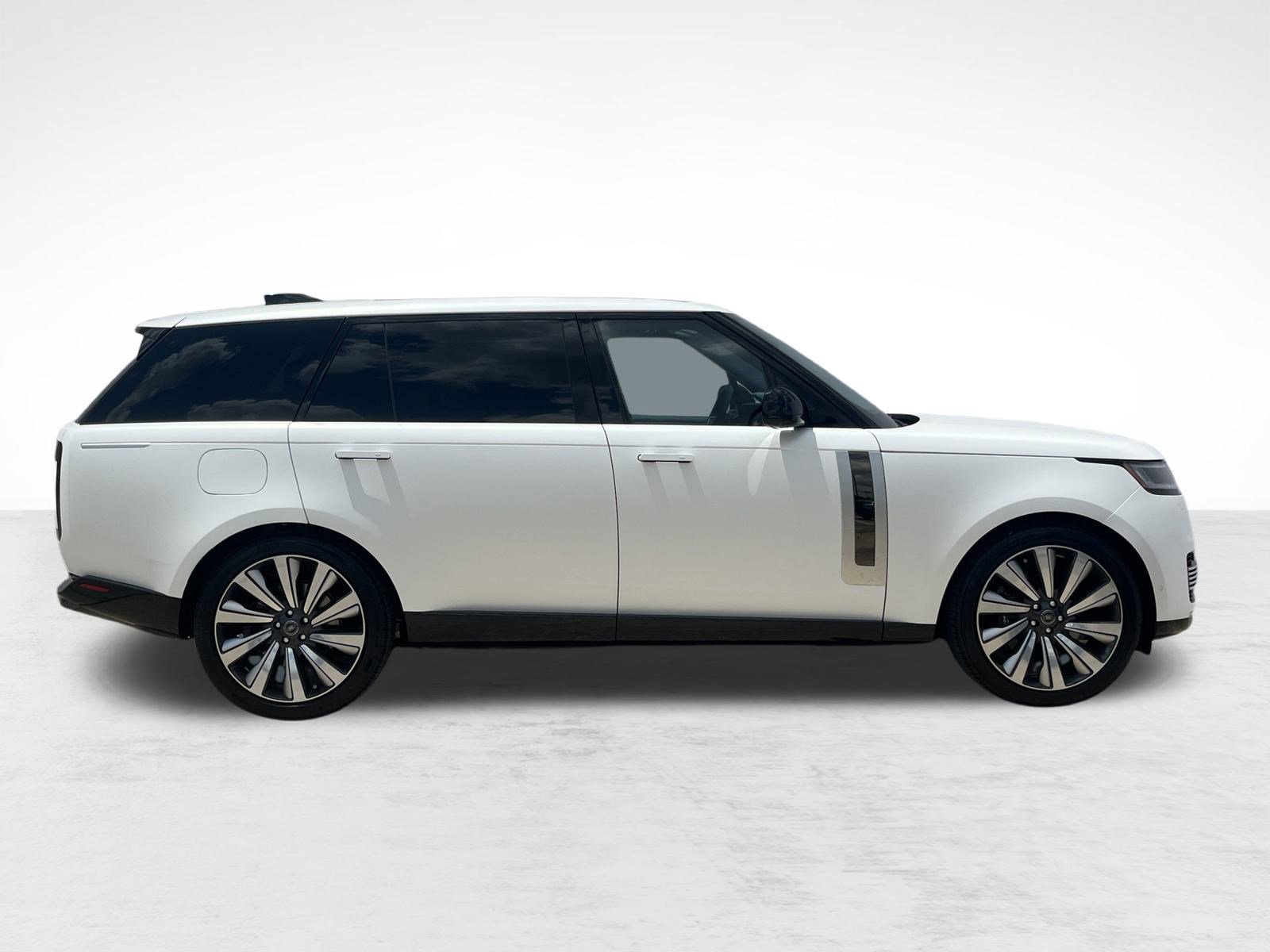 2025 Land Rover Range Rover SV photo 4