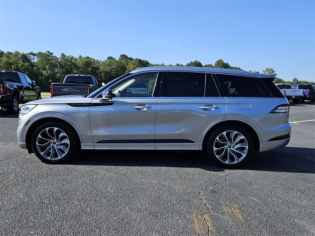 2021 Lincoln Aviator Grand Touring photo 2