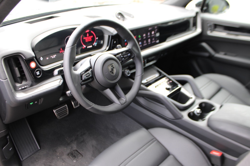 2025 Porsche Cayenne Turbo E-Hybrid photo 4