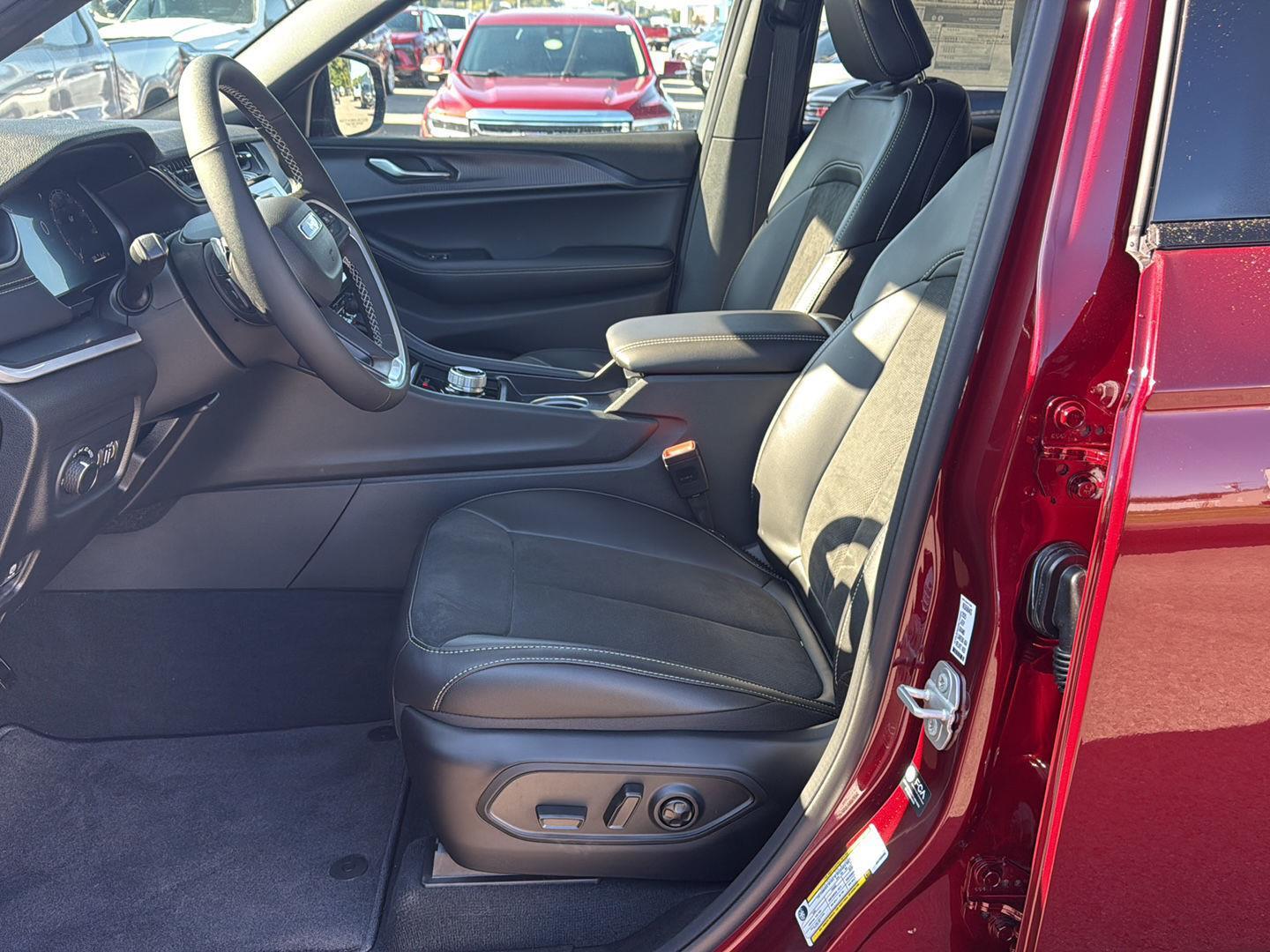 2025 Jeep Grand Cherokee Altitude High photo 10
