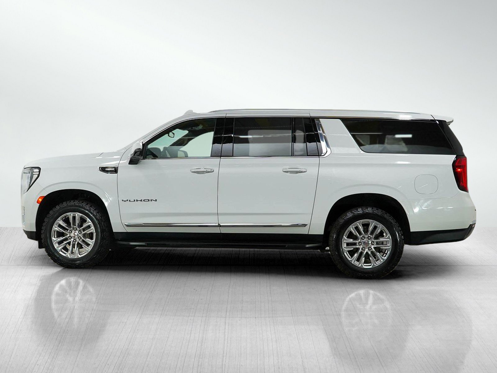 Used 2024 GMC Yukon XL SLT with VIN 1GKS2GKT6RR318107 for sale in Roseville, Minnesota