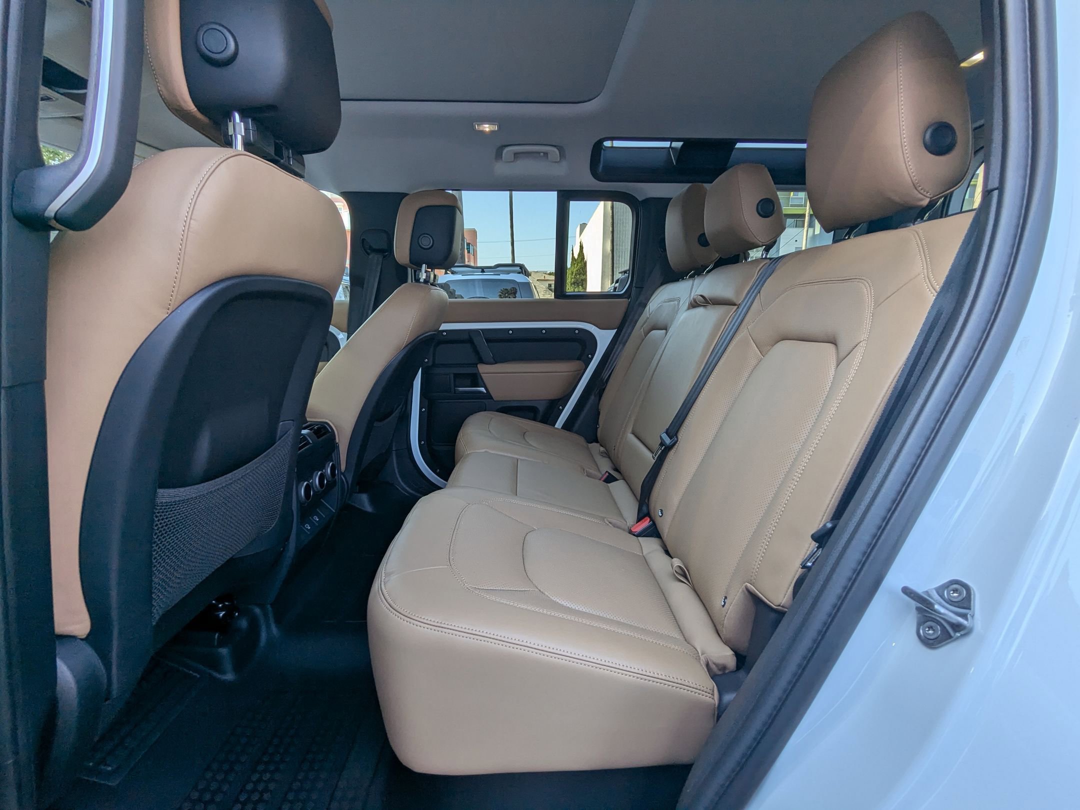 2025 Land Rover Defender 110 X-Dynamic SE photo 16