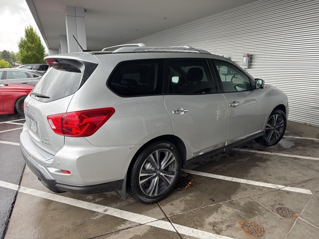 2017 Nissan Pathfinder Platinum photo 3