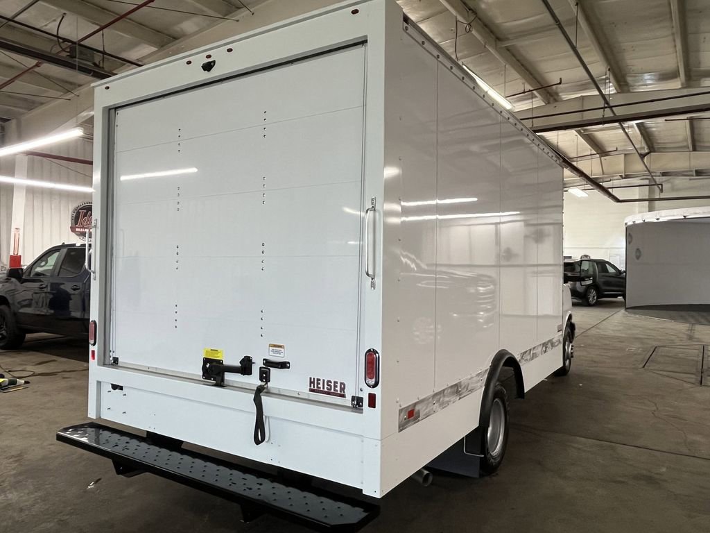 2025 Chevrolet Express Cutaway 3500 photo 4