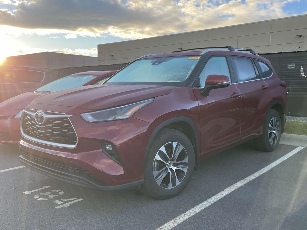 2022 Toyota Highlander XLE photo 2
