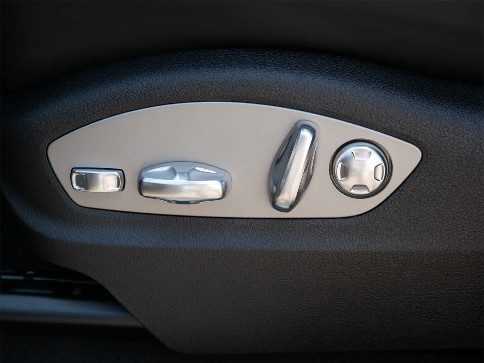 2025 Porsche Macan S photo 11