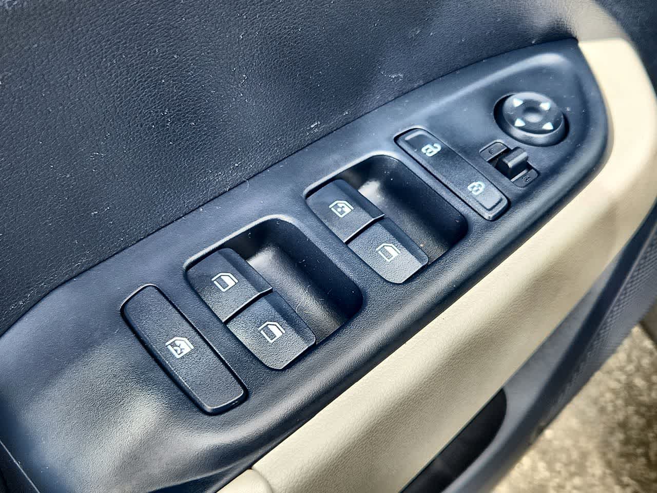 2024 Hyundai Venue Limited photo 2