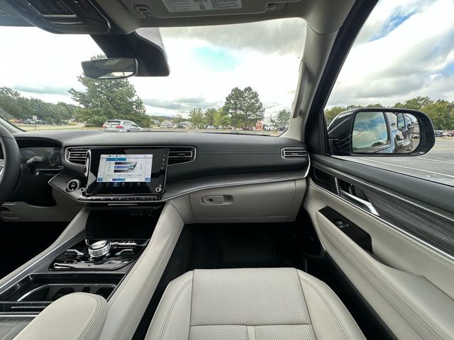 2024 Jeep Wagoneer L Series III photo 29