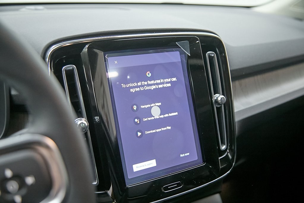 2025 VOLVO XC40 - Image 10