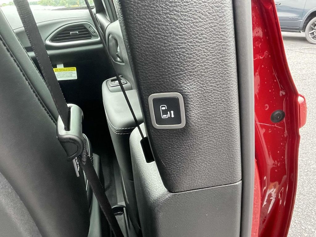 2025 Chrysler Pacifica photo 16