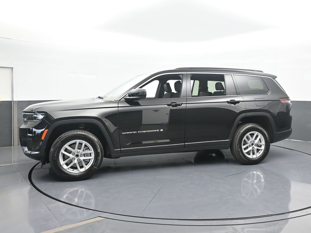 2025 Jeep Grand Cherokee Laredo photo 2