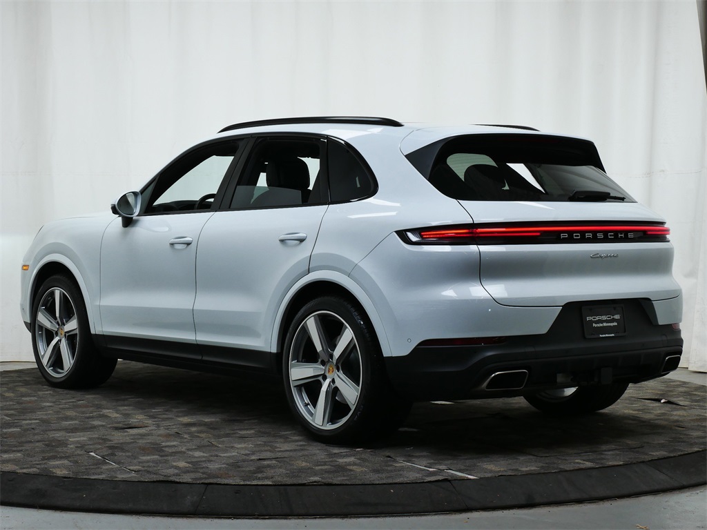 2024 Porsche Cayenne photo 2