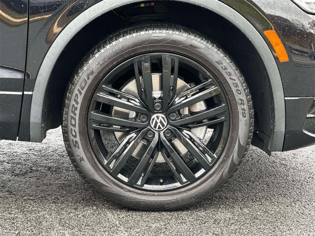 2022 Volkswagen Tiguan SE R-Line Black photo 2