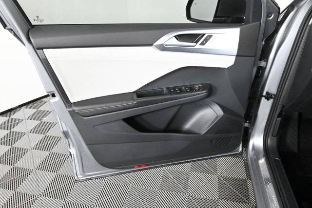 2025 Volkswagen Taos SE photo 25