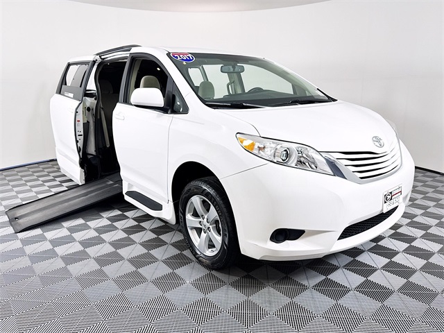 2017 Toyota Sienna LE