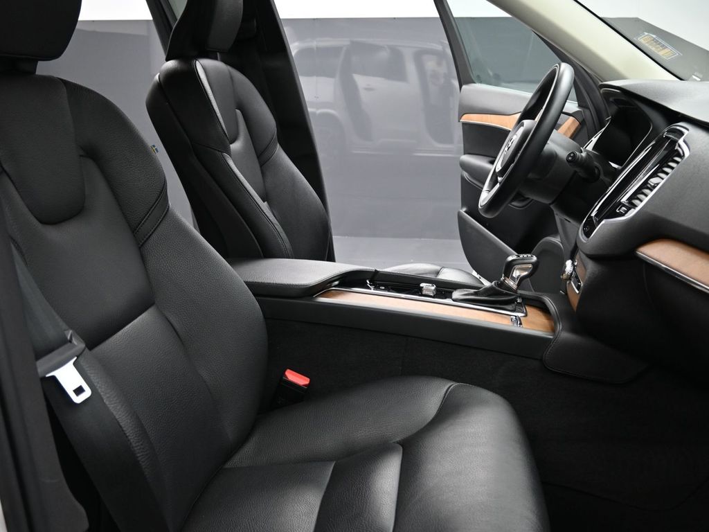 2022 Volvo XC90 T6 Momentum photo 15