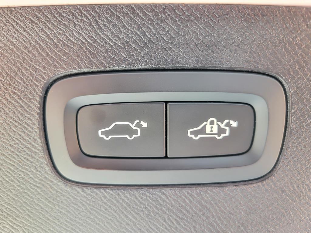 2022 VOLVO XC90 - Image 19