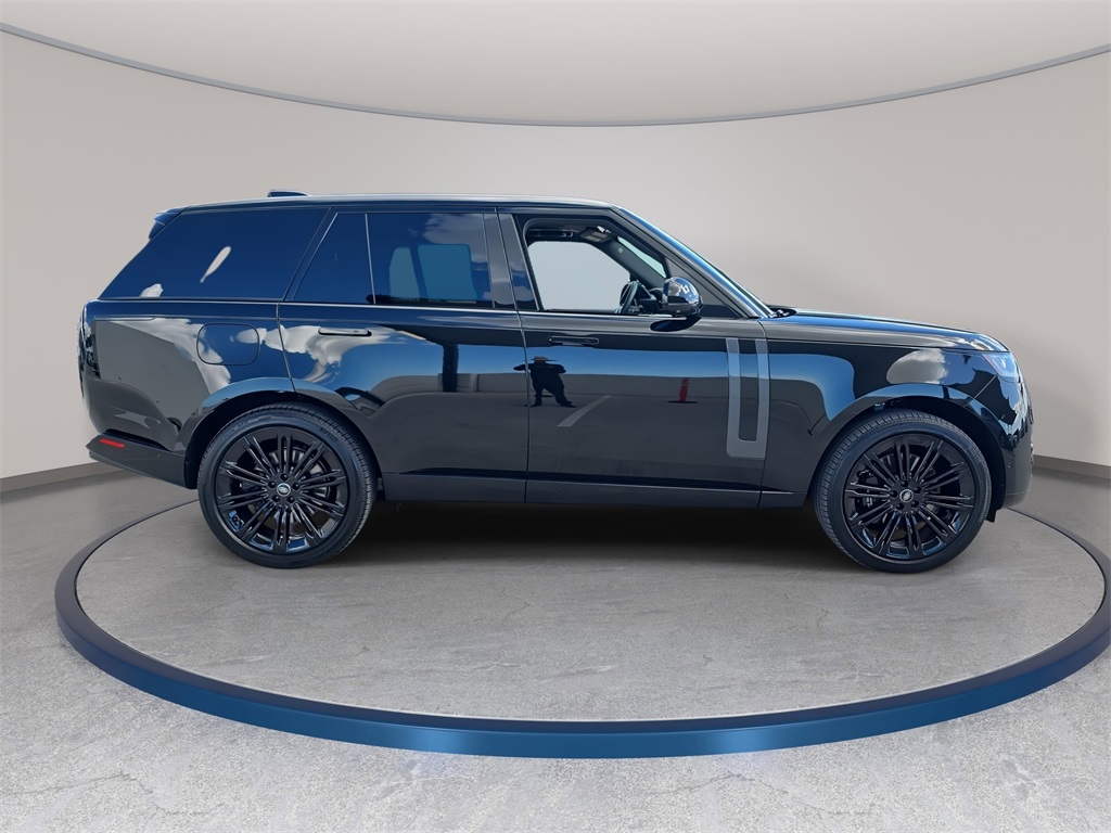 2025 Land Rover Range Rover SE photo 4
