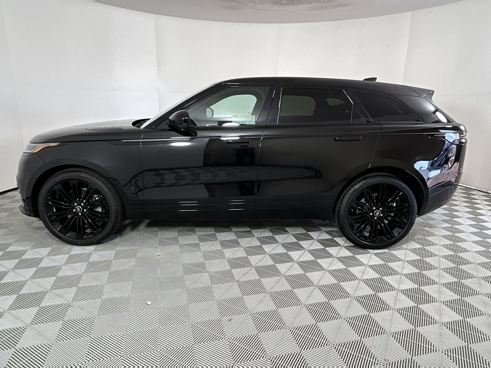 2026 Land Rover Range Rover Velar SE photo 2