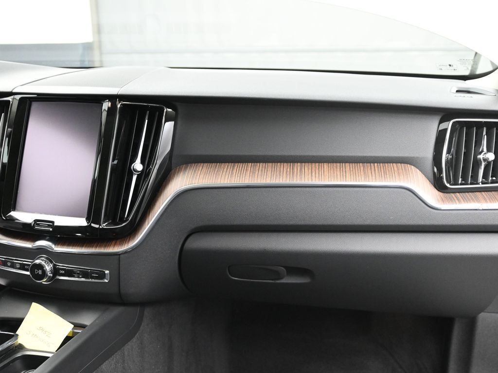 2023 Volvo XC60 B5 Plus photo 18