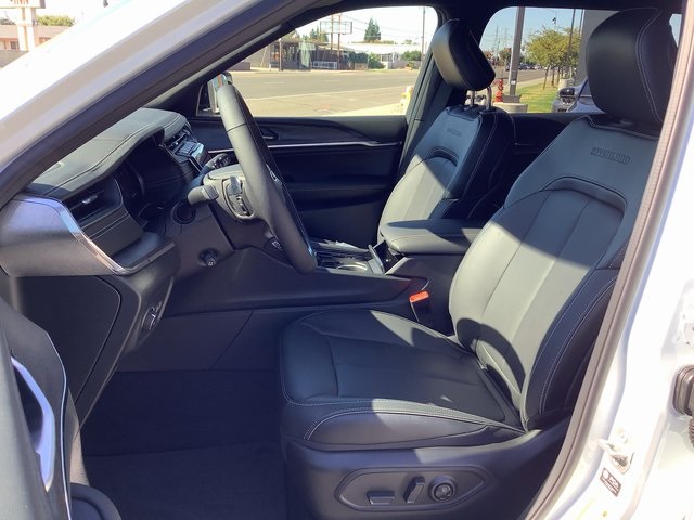 2025 Jeep Grand Cherokee Overland photo 3