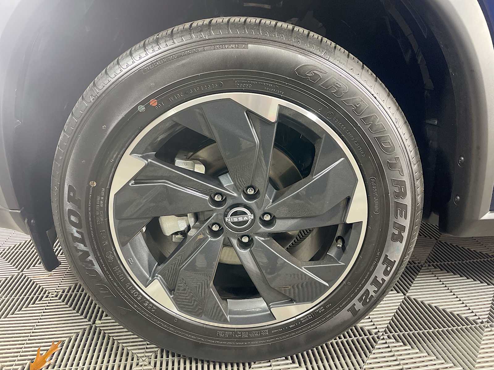 2026 Nissan Rogue SV photo 2