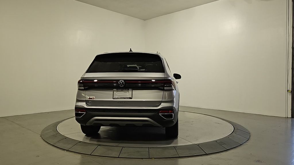 2025 Volkswagen Taos SE photo 4